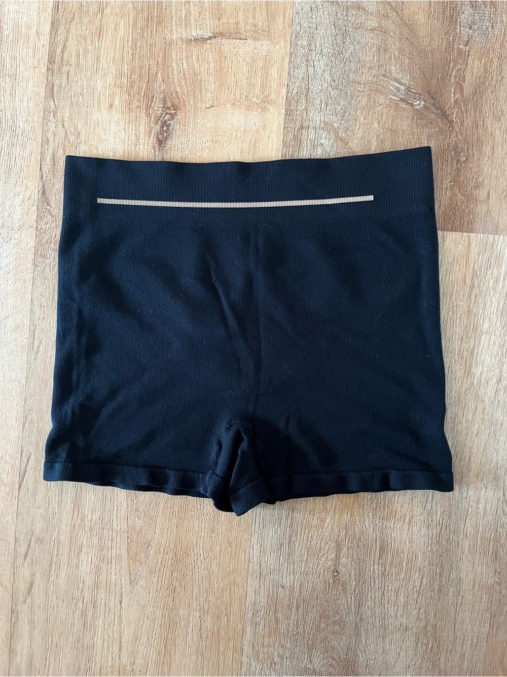 Lunya supportive seamless short / size M / black with tan
